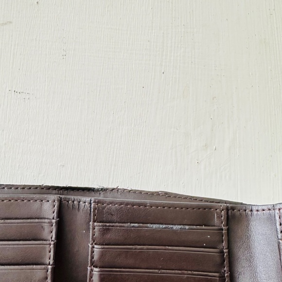 Tumi Crafted from leather, this refined and durable tri-fold wallet offers super - Picture 5 of 13